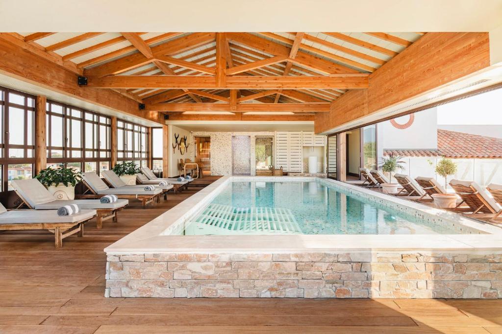 Bazén v ubytování Relais et Châteaux Thalasso & Spa Ile de la Lagune nebo v jeho okolí