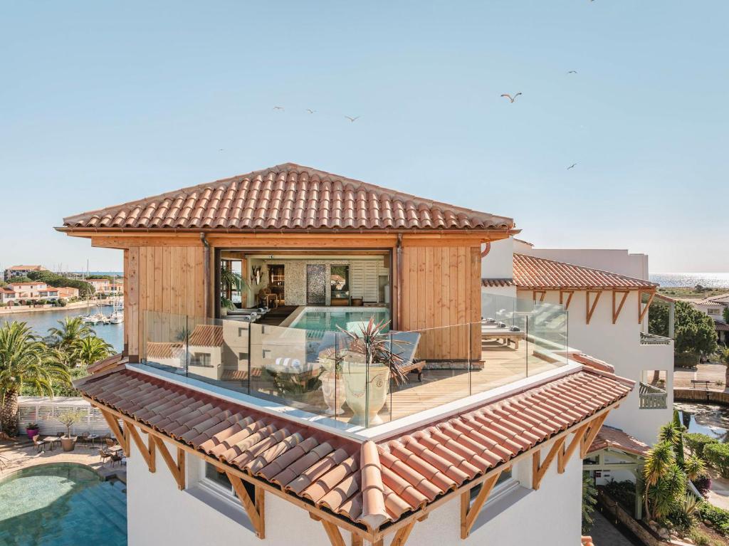 Bazén v ubytování Relais et Châteaux Thalasso & Spa Ile de la Lagune nebo v jeho okolí
