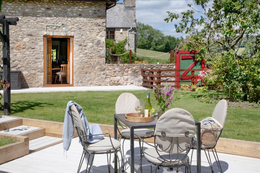 Aed väljaspool majutusasutust Whitley Farm Cottage