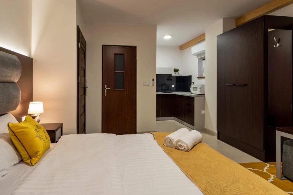 Posteľ alebo postele v izbe v ubytovaní Apartamenty Wakacyjna Wioska Ngô 20m od Suntago