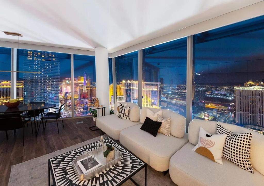 Curated visual reference: Picture Idea: Luxury Condo With Panoramic Views Of The Las Vegas Strip
