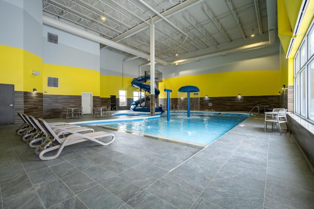 Bazén v ubytování Fairfield Inn & Suites by Marriott Winnipeg nebo v jeho okolí