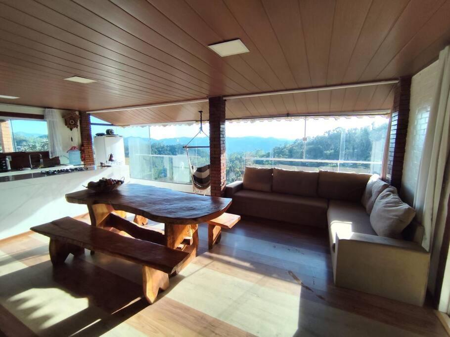 Χώρος καθιστικού στο Casa em Domingos Martins