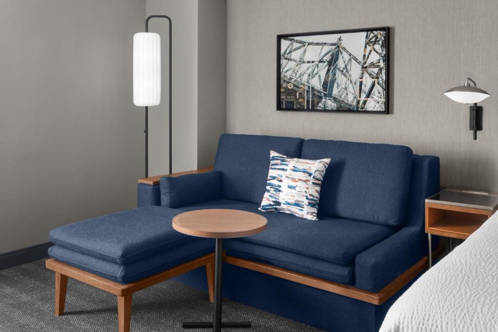 Courtyard by Marriott Pittsburgh University Center - Corner King Room Con Divano Letto - Ascolto Accessibile