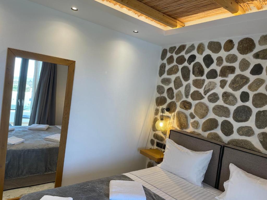 Postel nebo postele na pokoji v ubytování Latramys Suites