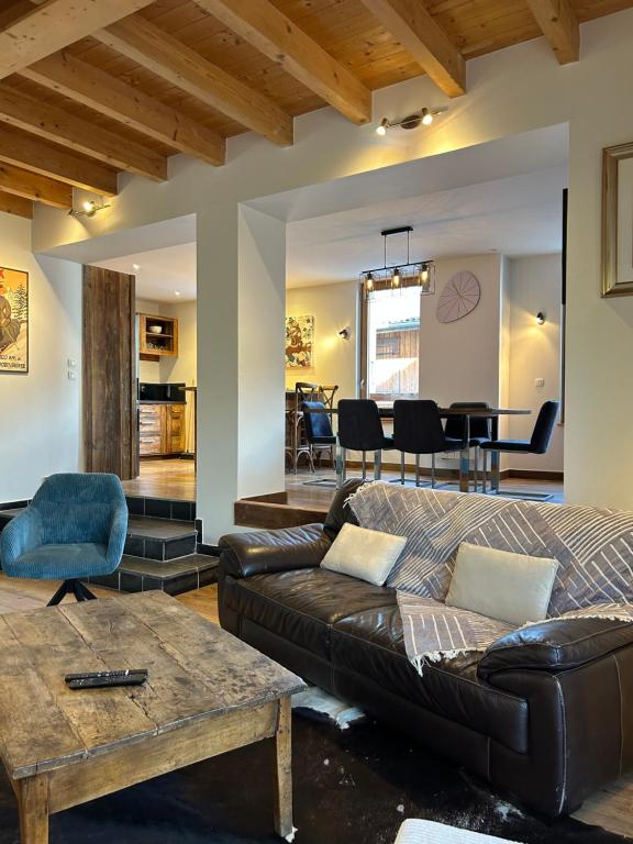 un salon avec un canapé en cuir et une table dans l'établissement Chic et cosy, à Passy