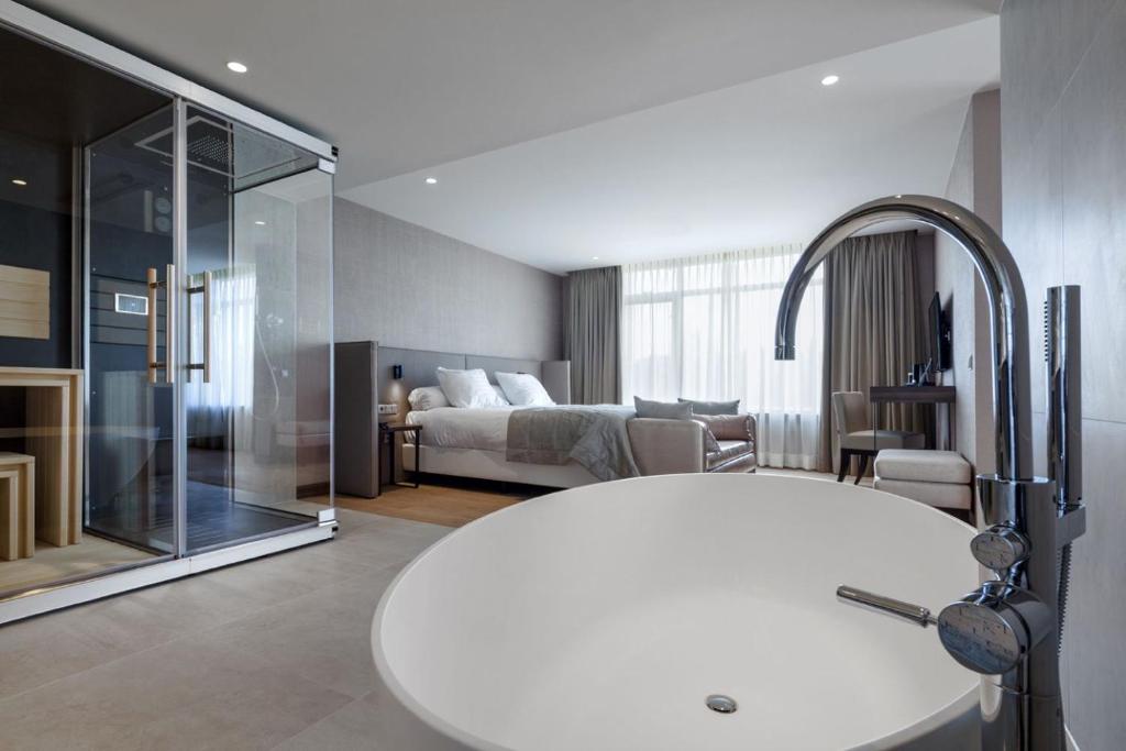 Van der Valk Hotel Hengelo - Suite With Spa Bath