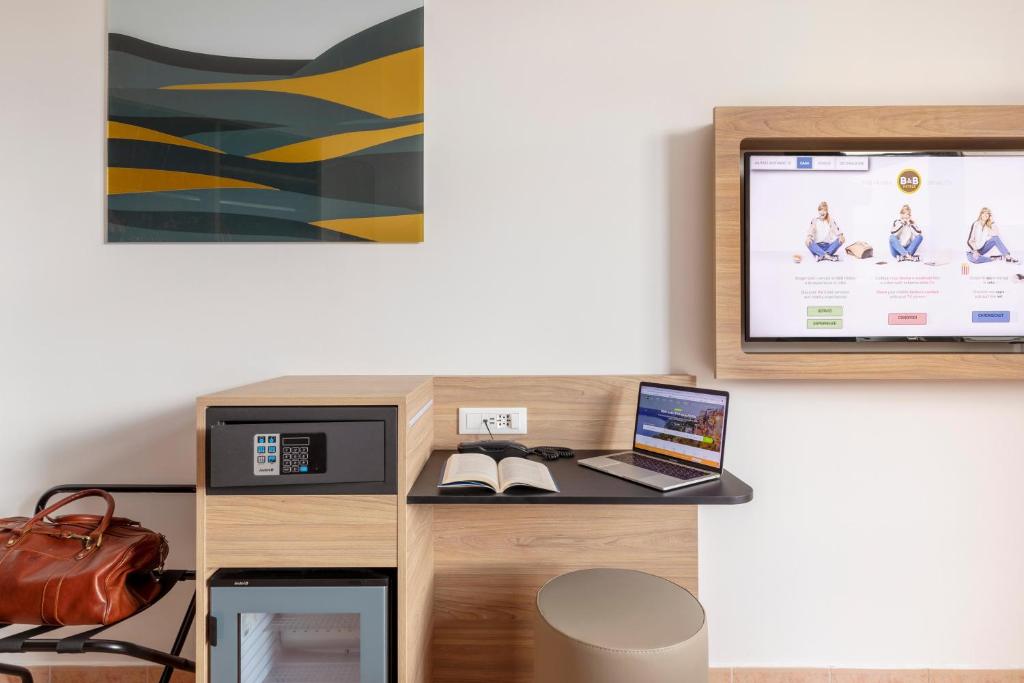TV a/nebo společenská místnost v ubytování B&B Hotel Pomezia Roma
