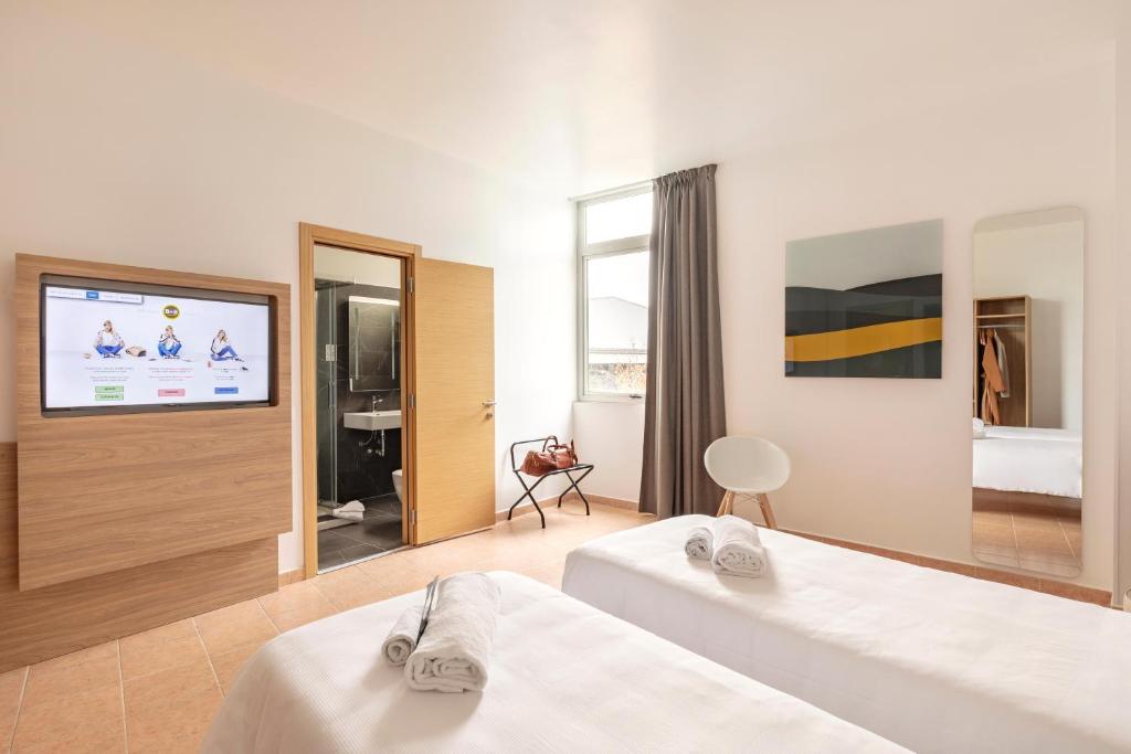 TV a/nebo společenská místnost v ubytování B&B Hotel Pomezia Roma