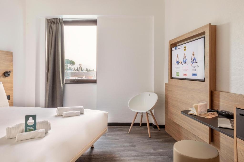 Postel nebo postele na pokoji v ubytování B&B Hotel Pomezia Roma