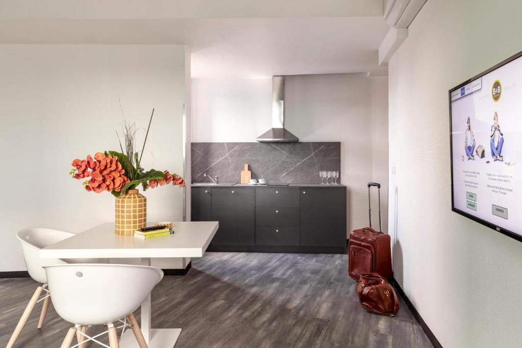 Kuchyň nebo kuchyňský kout v ubytování B&B Hotel Pomezia Roma