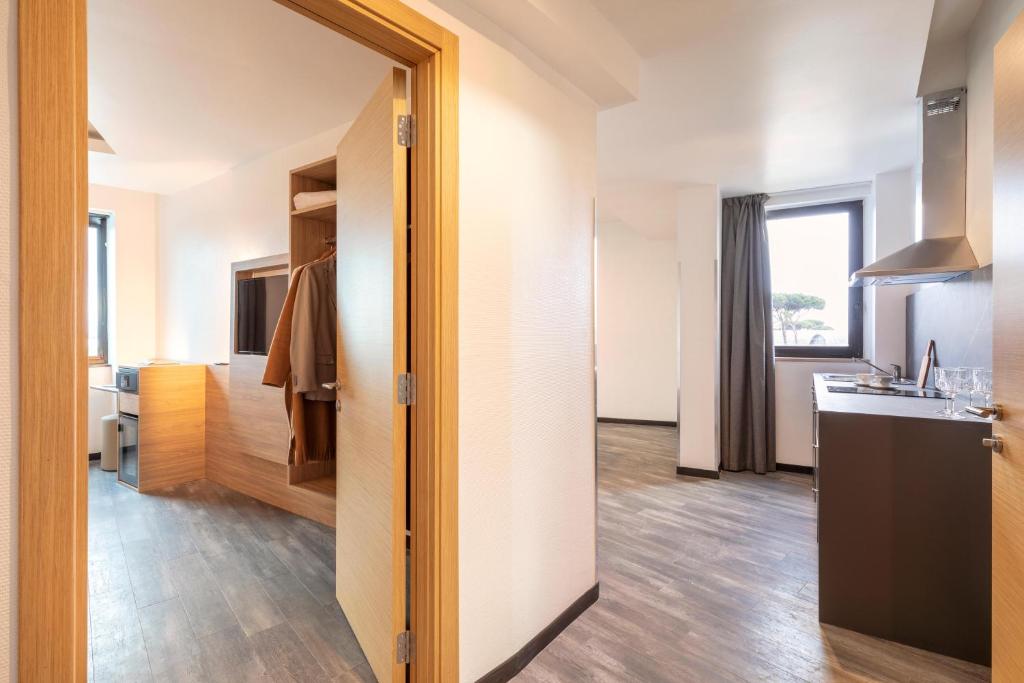 Kuchyň nebo kuchyňský kout v ubytování B&B Hotel Pomezia Roma