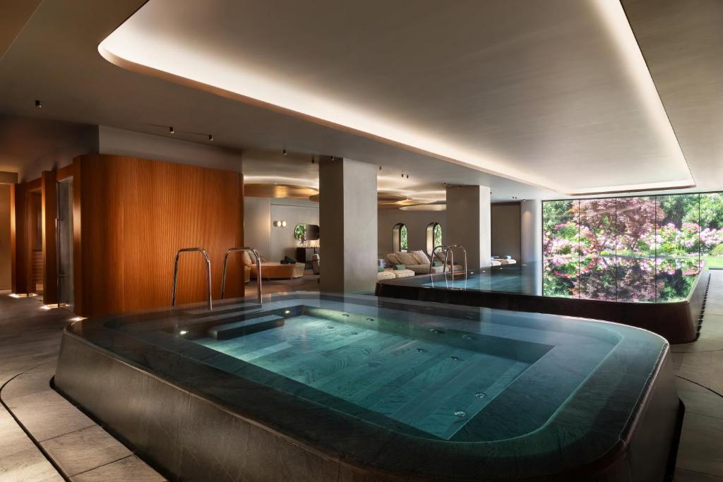 Bazén v ubytování Sheraton Lake Como Hotel nebo v jeho okolí