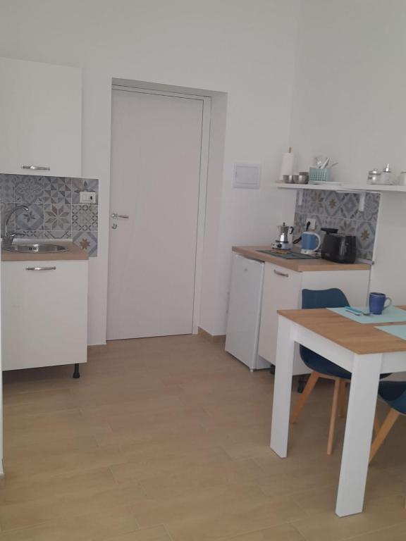 Kuchyň nebo kuchyňský kout v ubytování Beach Rooms 1 Self Check-in