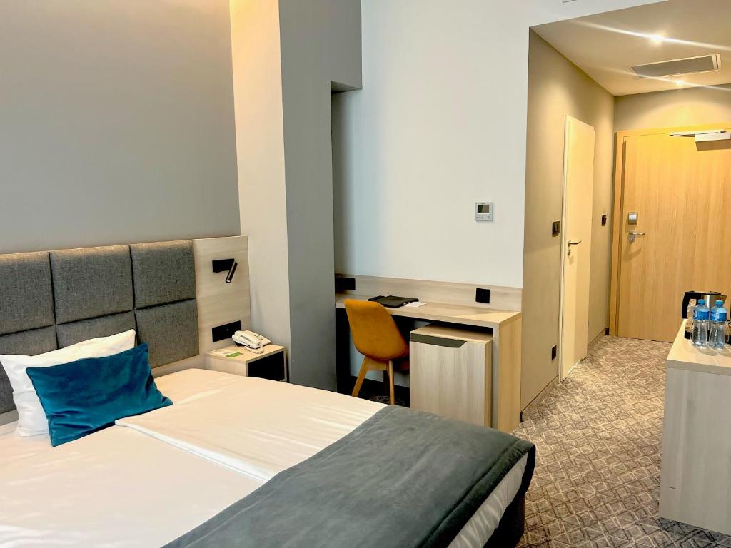 Postel nebo postele na pokoji v ubytování Korona Gold - Korona Hotel Wrocław