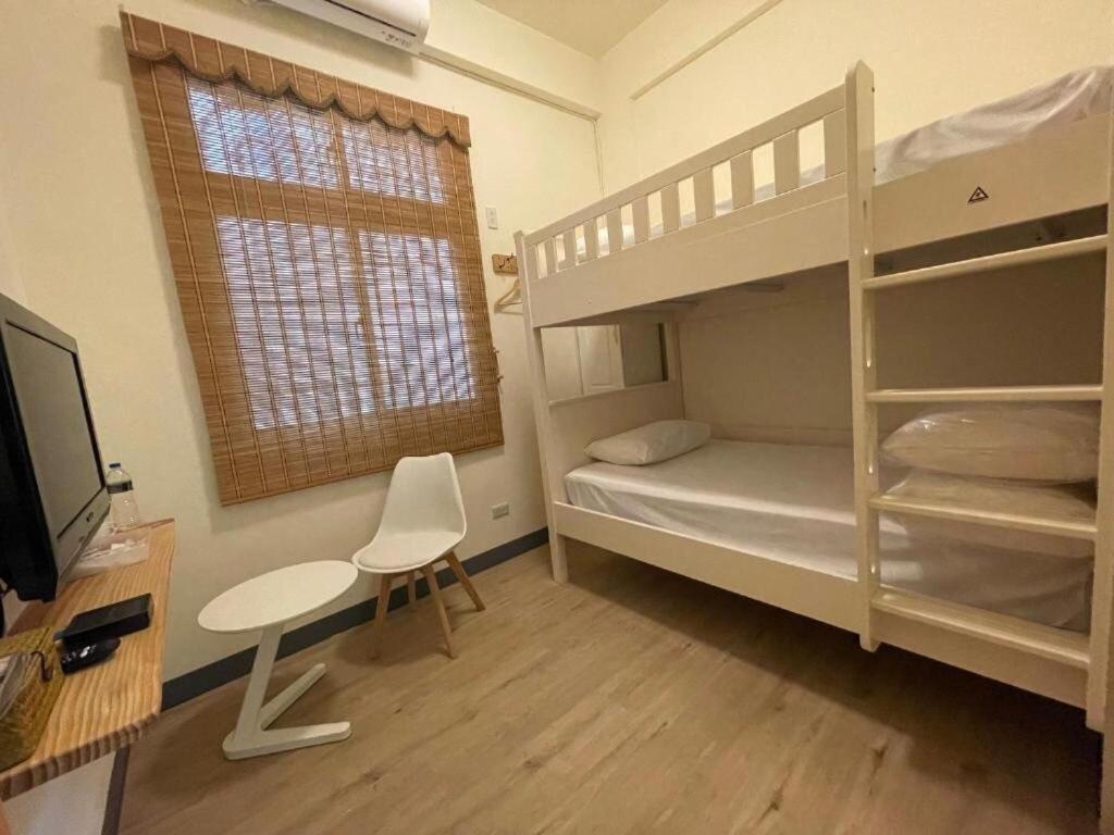 Meet Xiashu - Twin Room With Shared Bathroom