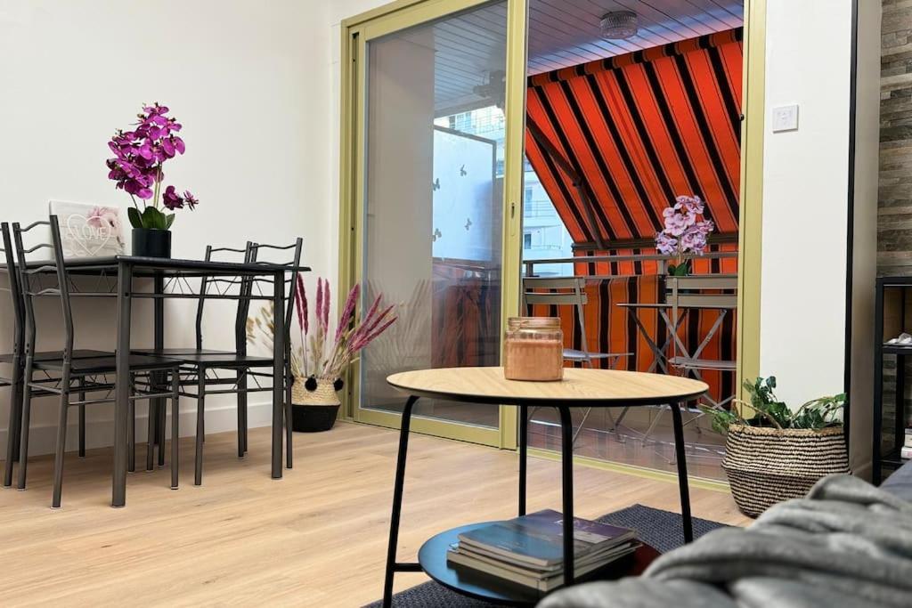 un salon avec une table et une salle à manger dans l'établissement Apt Juan-les-Pins Clim-Plage 200m -Piscine, à Antibes