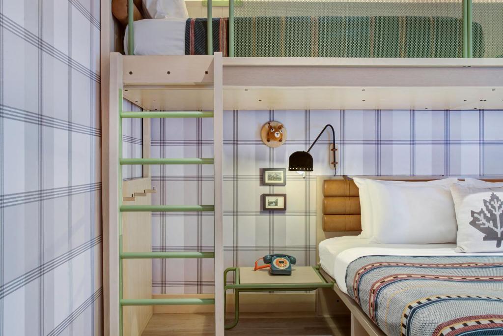 Postel nebo postele na pokoji v ubytování Moxy Banff