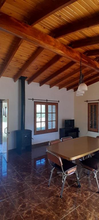 ein Esszimmer mit einem Tisch und zwei Stühlen in der Unterkunft Casa de campo in Los Hornillos