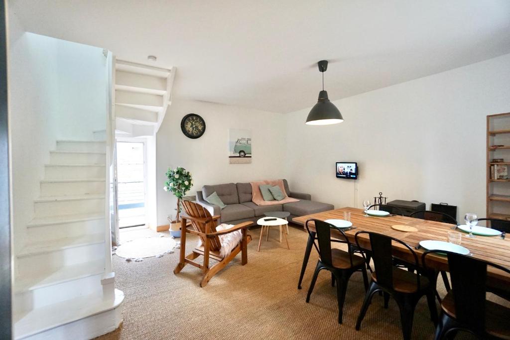 un salon avec une table et un canapé dans l'établissement La petite maison de pêcheur, à Concarneau