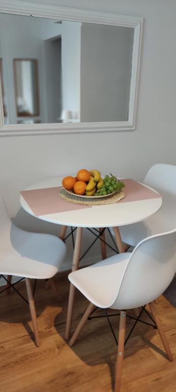 グダニスクにあるBlue Sky 1Studio Gdańskのテーブル(フルーツプレート付)