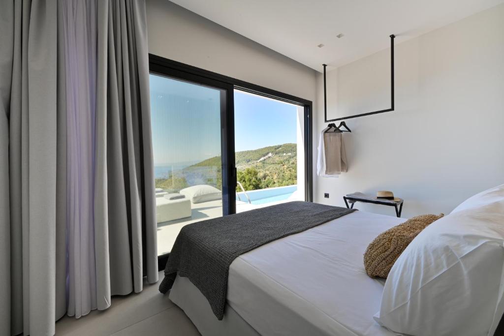 Postel nebo postele na pokoji v ubytování Etherial View Villas Skiathos