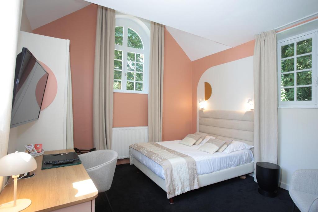 Postel nebo postele na pokoji v ubytování Château De La Motte Fenelon