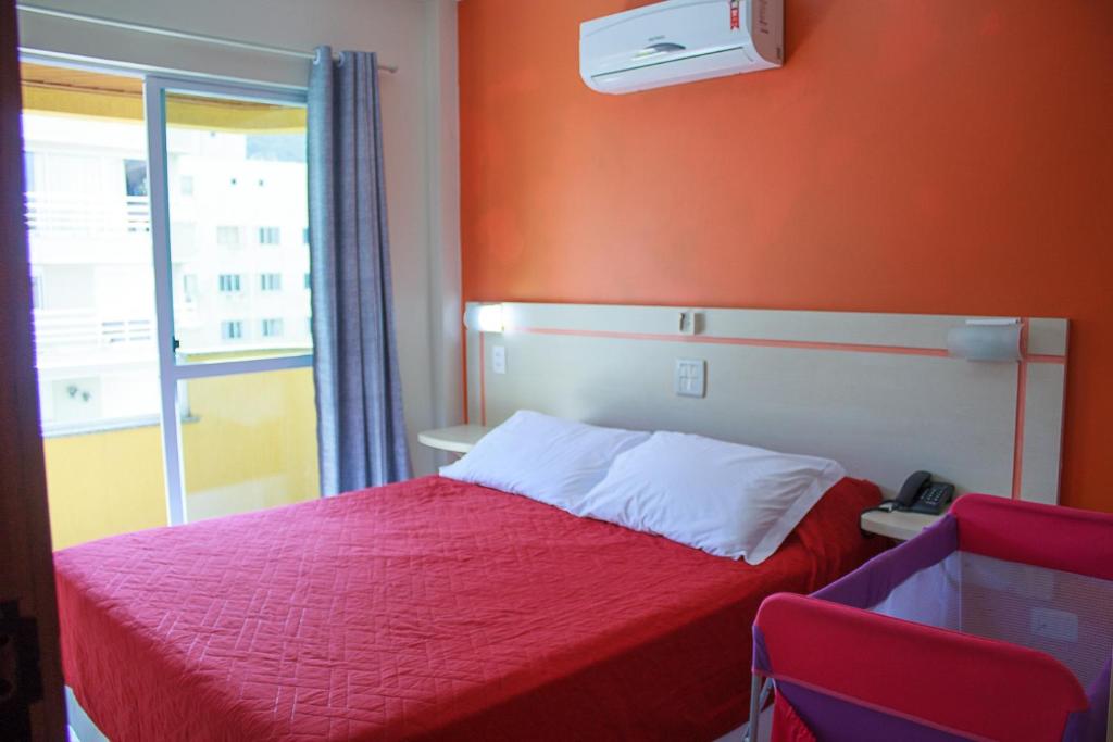Cama ou camas em um quarto em Bombinhas Praia Apart Hotel - unidade rua Bem Te Vi