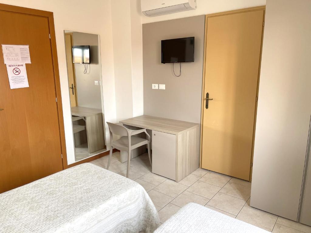 A bed or beds in a room at Hotel Villa Augusta