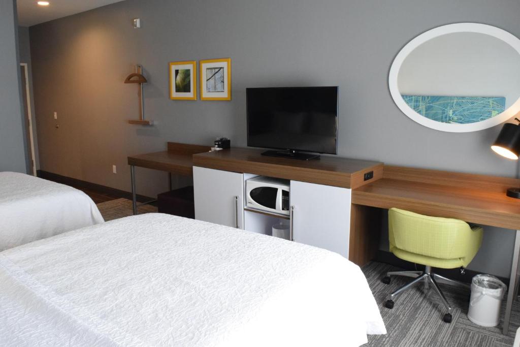 TV a/nebo společenská místnost v ubytování Hampton Inn Hamburg