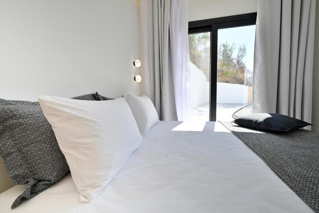 Postel nebo postele na pokoji v ubytování Etherial View Villas Skiathos