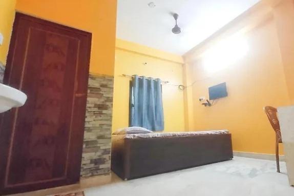 Postel nebo postele na pokoji v ubytování Amar priya guest house