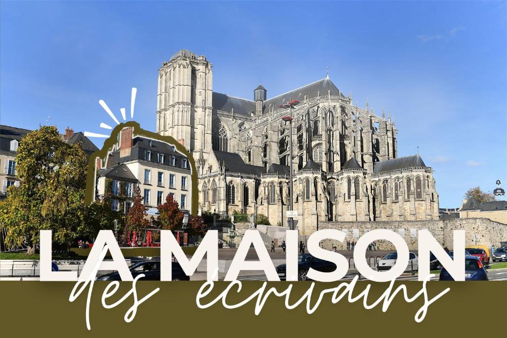 勒芒Chambres d'hôte - Maison des écrivains - 50 m de la cathédrale et place des jacobins的一座大教堂的景色，上面写着“博物馆钥匙检查”