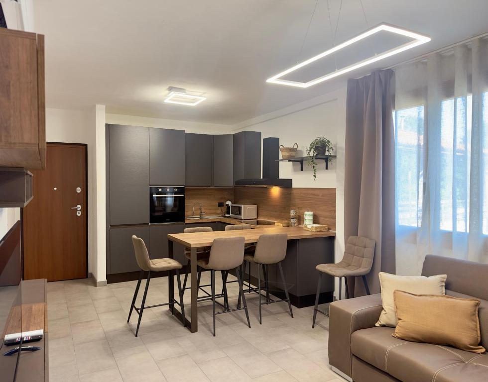 a kitchen and living room with a table and chairs at Casa Faét in Adro