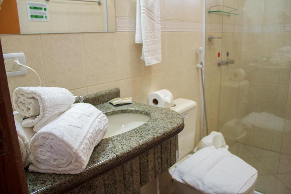 Um banheiro em Bombinhas Praia Apart Hotel - unidade rua Bem Te Vi