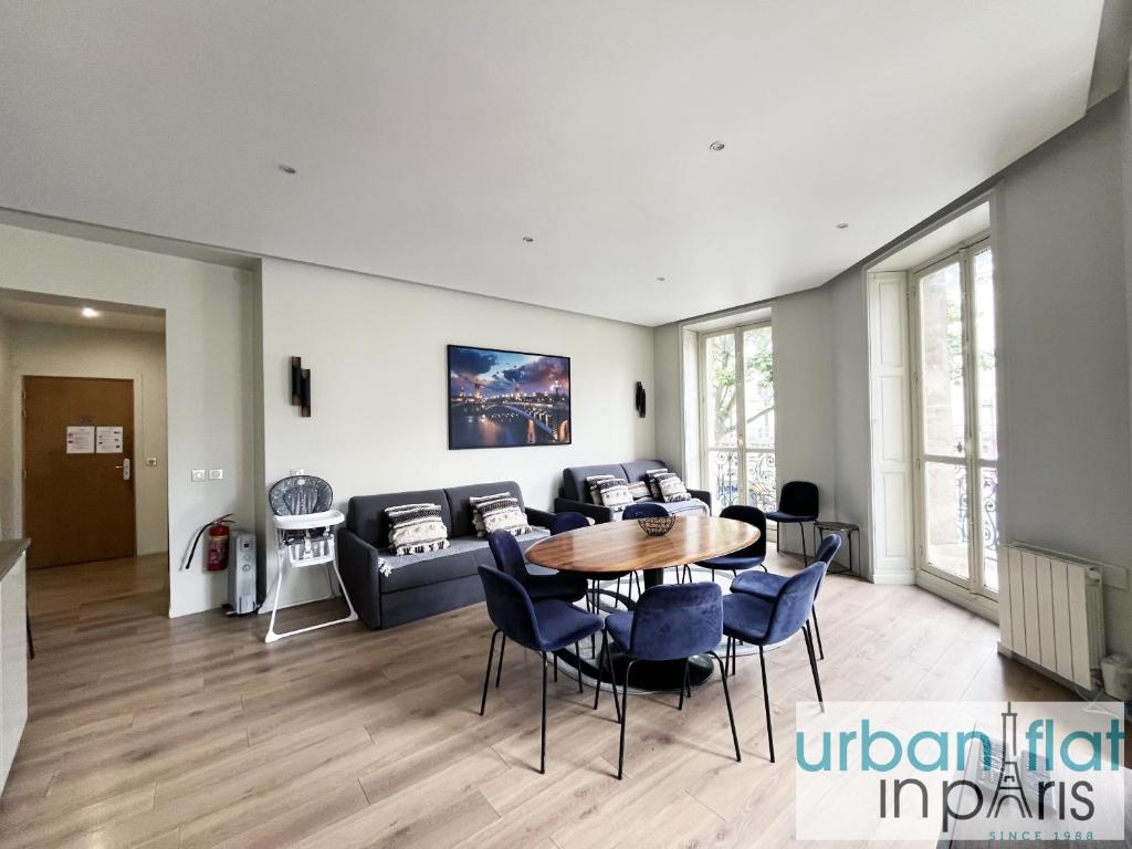 un salon avec une table et un canapé dans l'établissement Urban Flat 60 - Sublime Parisian Flat in Paris, à Paris
