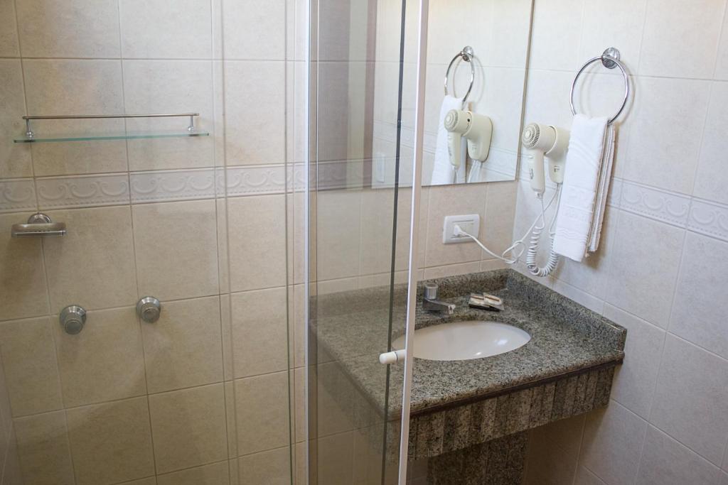 Um banheiro em Bombinhas Praia Apart Hotel - unidade rua Bem Te Vi