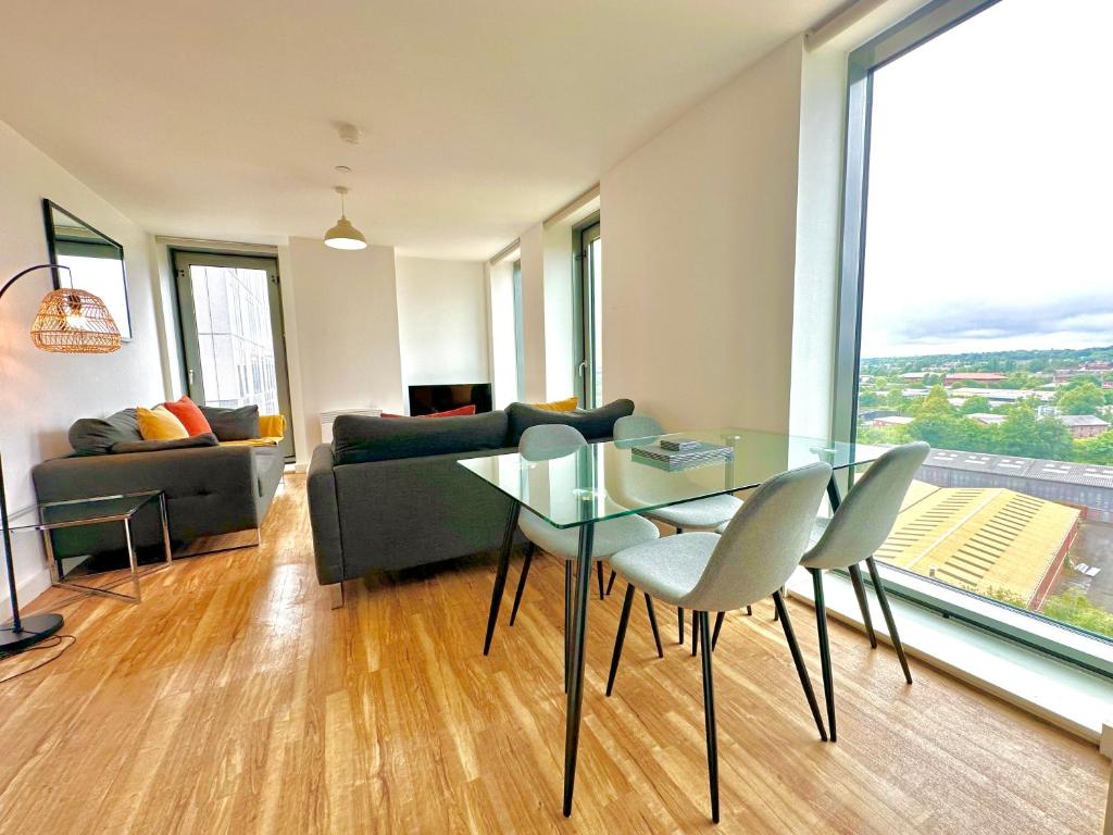 Media City Salford Quays - Two-Bedroom Apartment With Mountain View