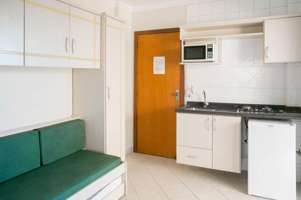 A cozinha ou cozinha compacta de Bombinhas Praia Apart Hotel - unidade rua Bem Te Vi