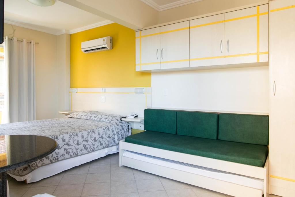 Cama ou camas em um quarto em Bombinhas Praia Apart Hotel - unidade rua Bem Te Vi