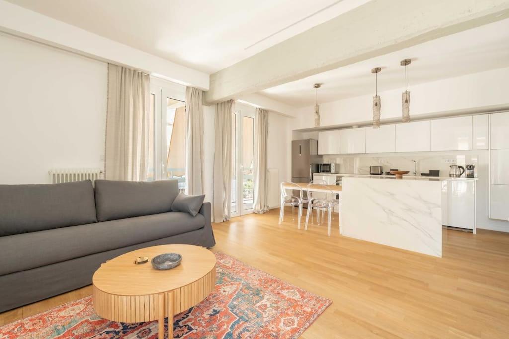 Η κουζίνα ή μικρή κουζίνα στο Bright & Airy 2BD Apt Close To National Garden
