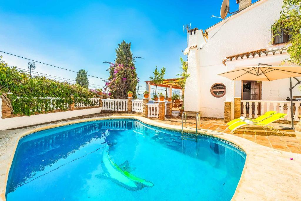 basen przed domem w obiekcie Villa Capistrano w mieście Nerja