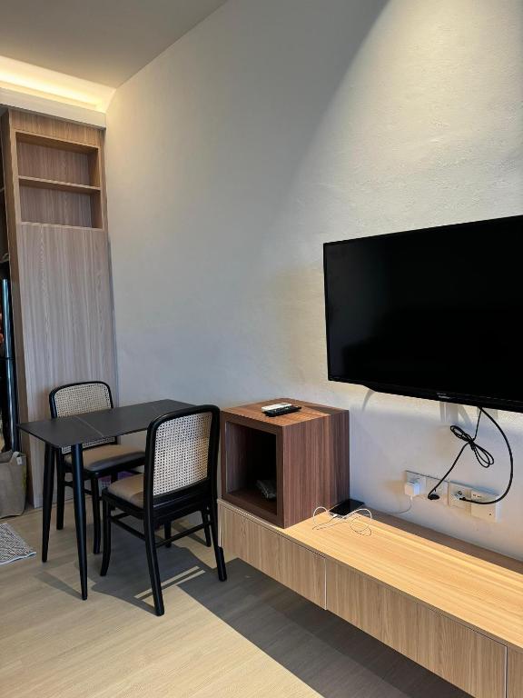 TV a/nebo společenská místnost v ubytování SS Staycation 2 Roxy Sematan Beach Apt
