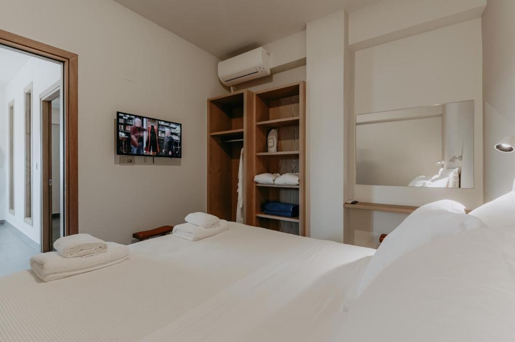 Postel nebo postele na pokoji v ubytování ALS COMFORT SUITES
