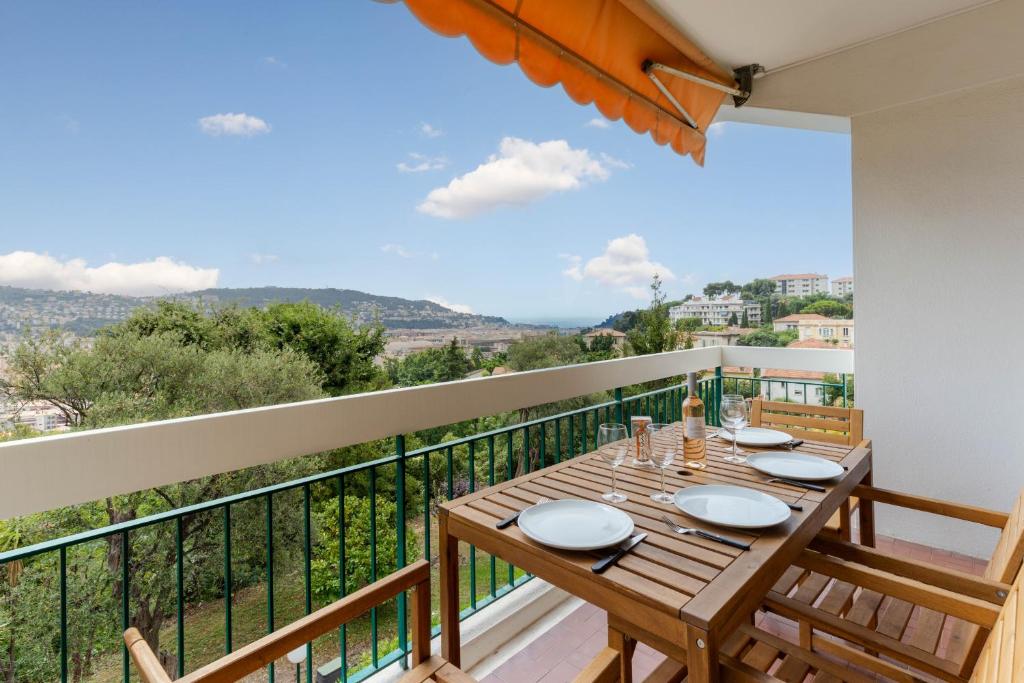 - une table à manger sur le balcon d'une maison dans l'établissement Happyfew Le Floreal, à Nice