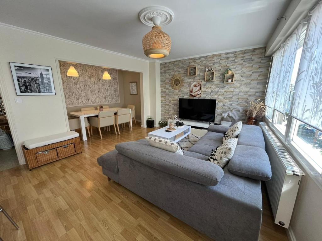 salon z dużą kanapą i stołem w obiekcie La Parisienne entre ville et port 6pers - stationnement w mieście Boulogne-sur-Mer