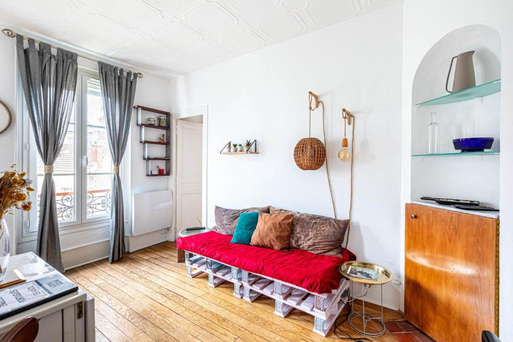 - un salon avec un canapé rouge dans l'établissement GuestReady - Beau Séjour au cœur de Paris, à Paris