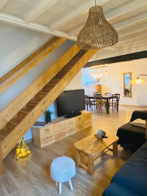 un salon avec un canapé et une télévision dans l'établissement Maison cosy Montory près d'Iraty 6 personnes, à Montory