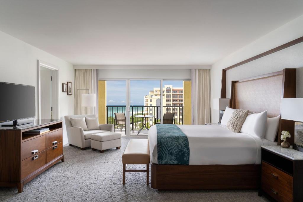 Uma TV ou centro de entretenimento em The Ritz-Carlton, Aruba