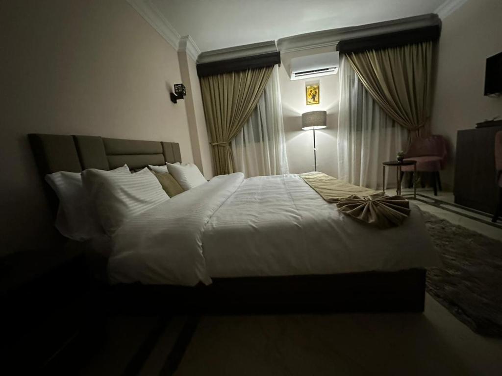 Postel nebo postele na pokoji v ubytování Aziz Egypt Pyramids Hotel